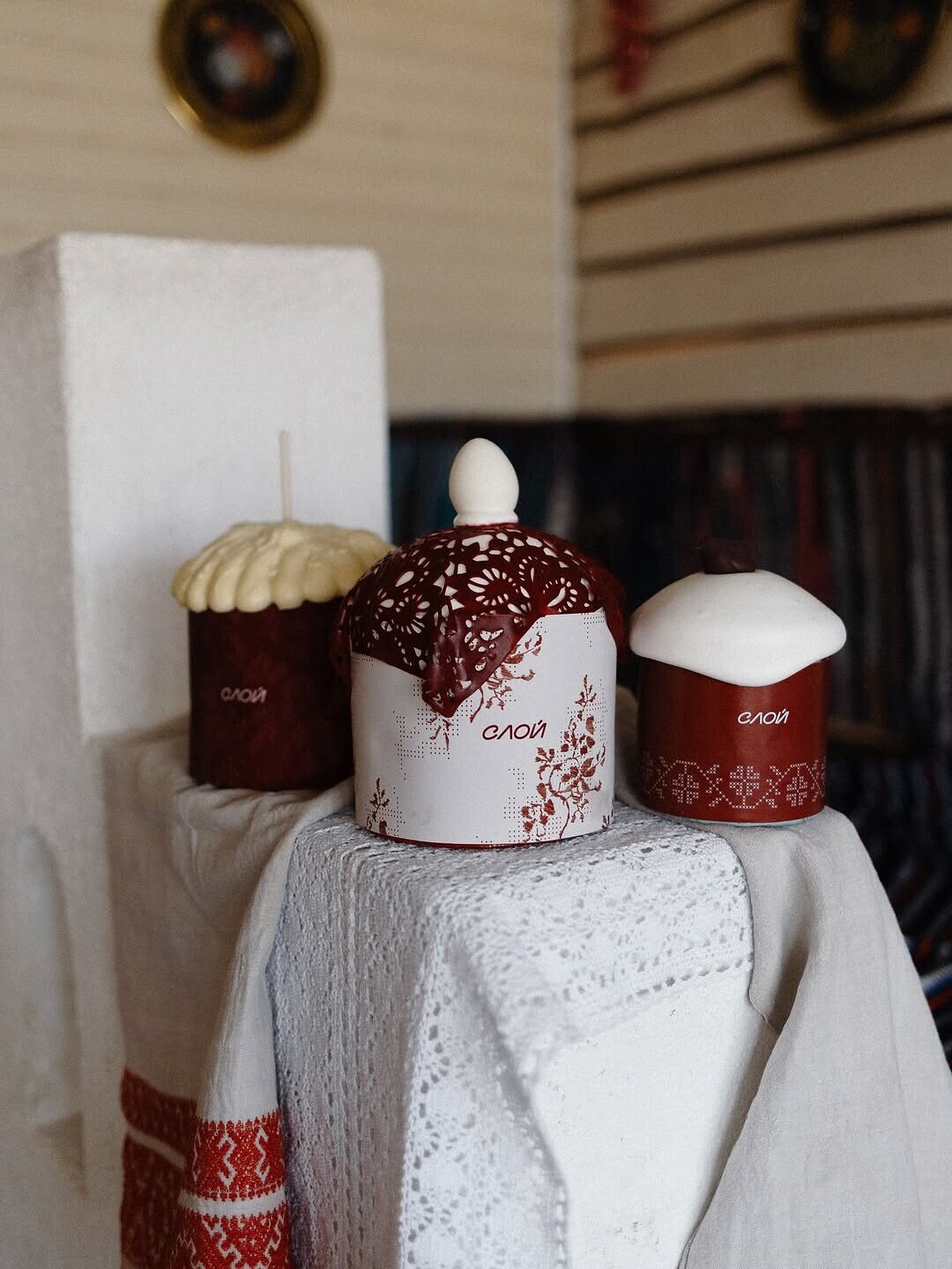 «Слой» Какая соблазнительные и красивый куличи придумал «Слой»! Взбитая сливочная карамель с маршмеллоу и шоколадом (1200 руб.) или цитрус с ванилью в