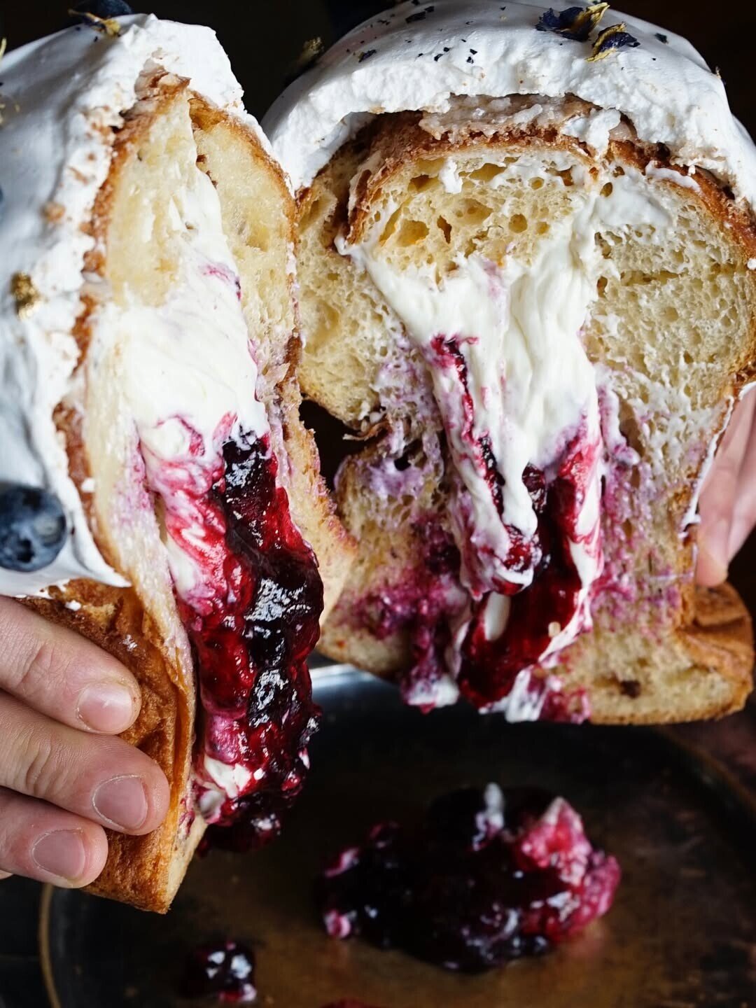 Blackchops У шефа Ильи Бурнасова кулич (2000 руб.) пахнет кардамоном, апельсиновой коркой и ромом. Внутри — карамельно-сливочный крем баноффи, варенье