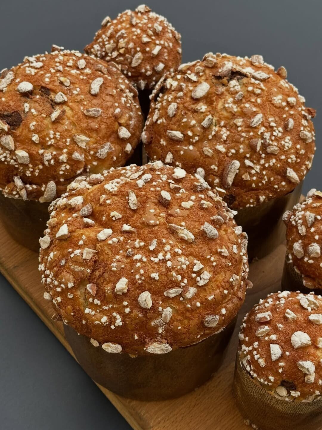 Aster В этом году готовят сдобный кулич (3500 руб. или 450 руб.) на двухдневной опаре с насыщенным сливочным вкусом и лёгкими цитрусовыми нотами