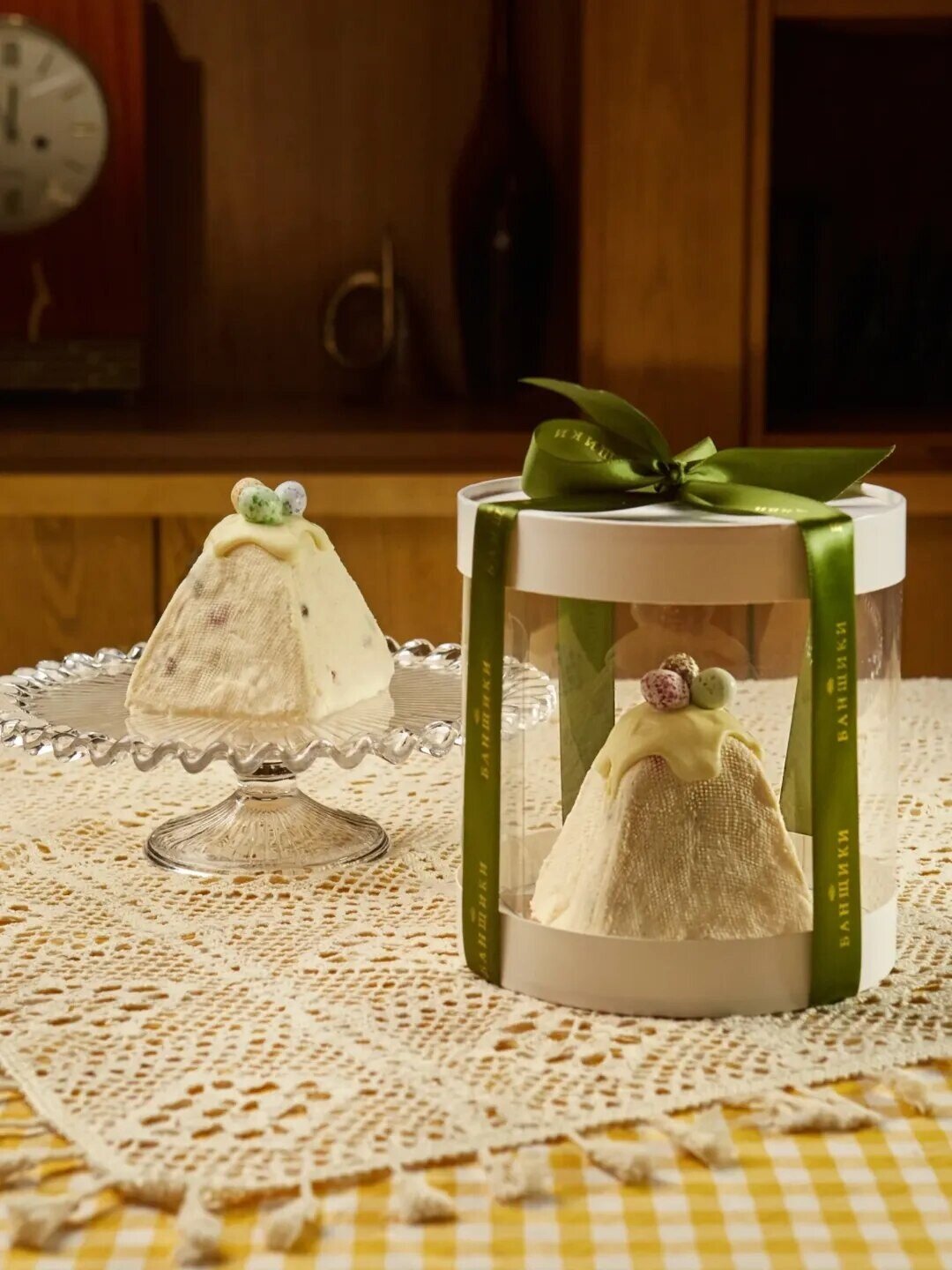 «Банщики» Все пасхальные угощения готовят и в «Банщиках» — в этом году основой коллекции стали классические вкусы в безупречном исполнении: царица