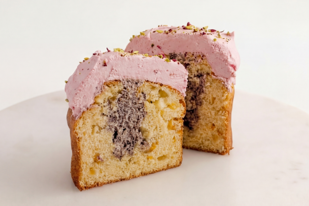 «Забыли сахар» Шеф-кондитер Денис Новосёлов снабдил кулич кремом из бельгийского белого шоколада и крошкой из тёмного шоколада на натуральной закваске