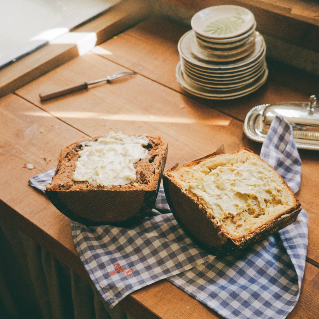 Zoe Ультракремовый панеттоне можно выбрать в Zoe (5300 руб.). Традиционный итальянский кулич на закваске с фисташковой пастой, апельсиновыми и