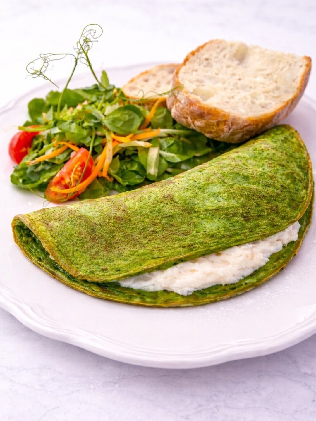 Шпинатный омлет со страчателлой в Aura Kitchen&Bar