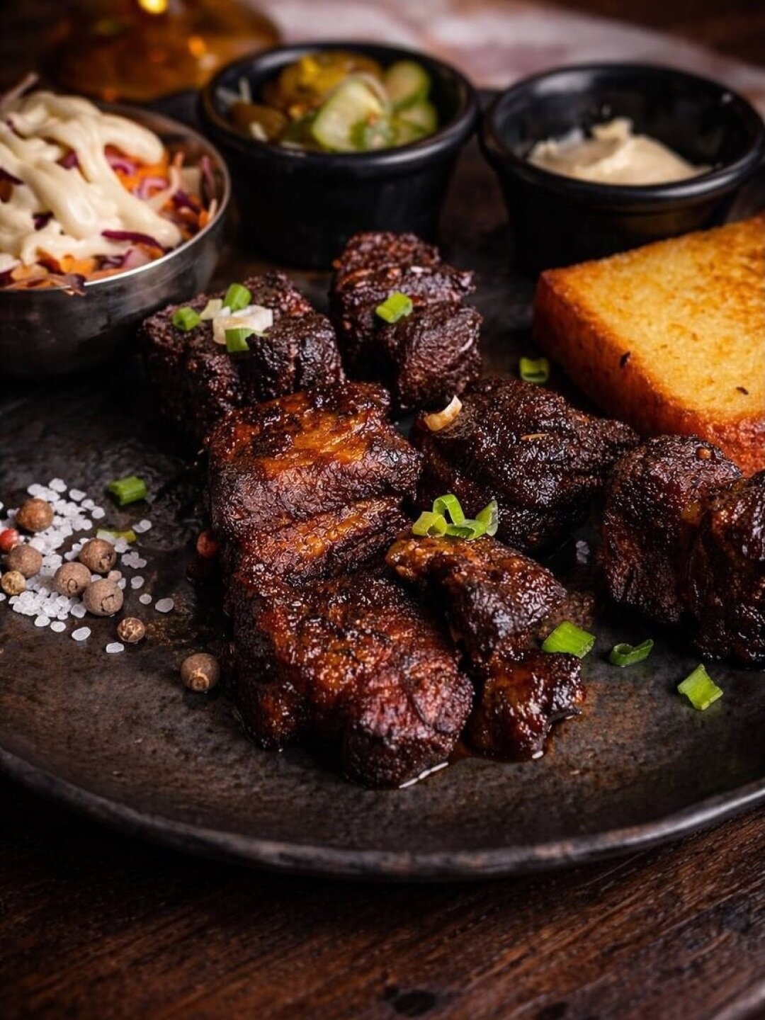 Карамелизованные кусочки копченой свиной грудинки в «Амбере»