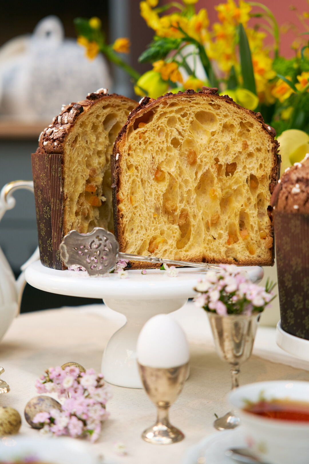 Joli Панеттоне (3500 руб.) готовят несколько дней, а тесто замешивают на закваске Lievito Madre с 88-летней историей. Украшают миндальной глазурью