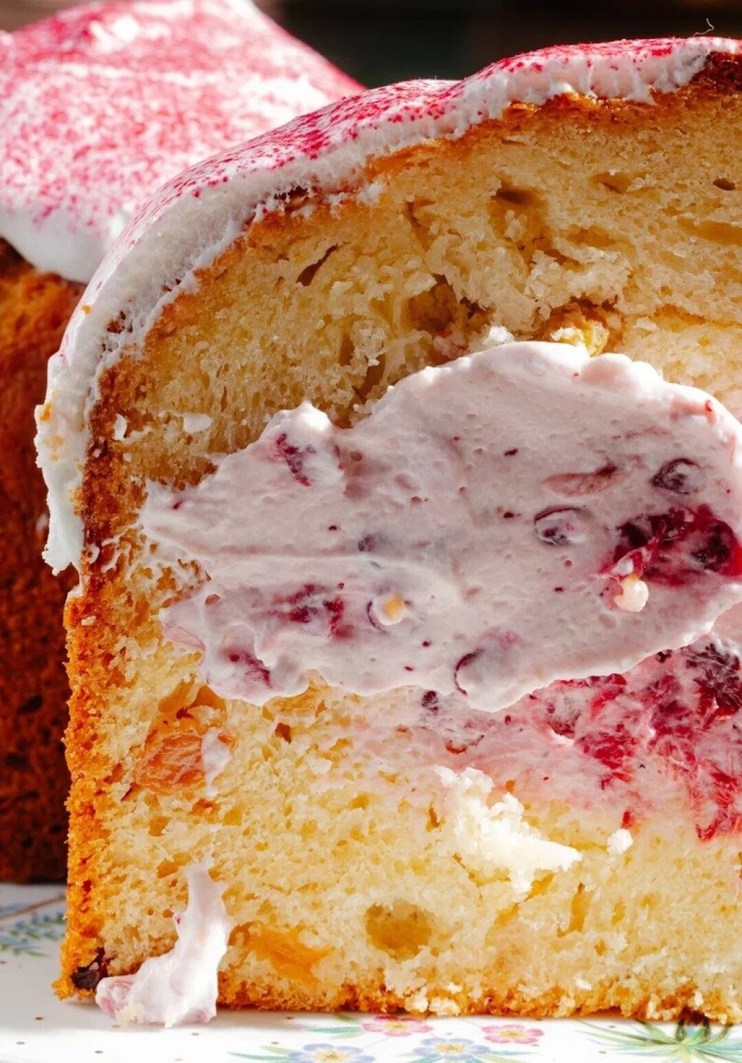 «География» К классической кулича (1700 руб.) форме добавили ярких акцентов, благодаря различным начинкам. Есть с кремом из фисташки на основе