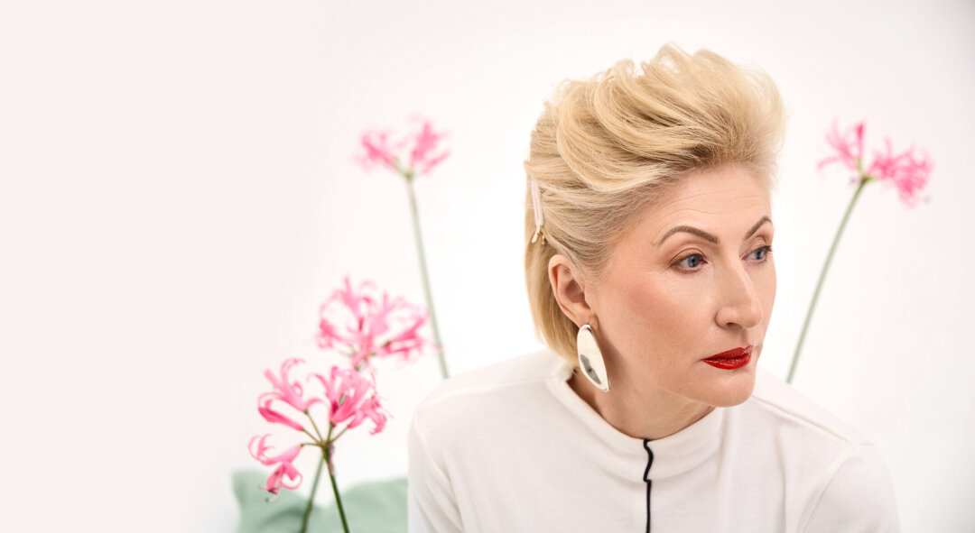 Фотосессия героини – это наш оммаж Мэрил Стрип и ее предстоящей премьере «Дьявол носит Prada 2»: оцените хотя бы начес-бикси – визитную карточку