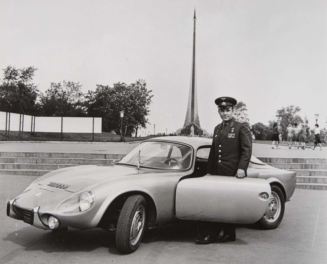 Валентин Мастюков. Юрий Гагарин и автомобиль Matra Djet V. 1965