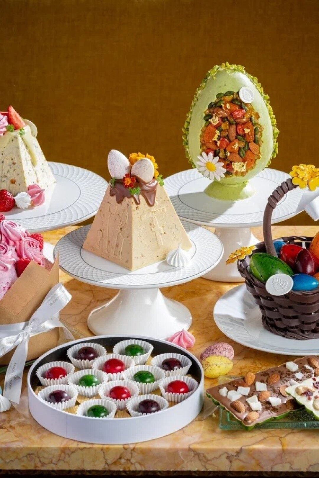 Four Seasons Кондитеры Чайной Гостиной Four Seasons Hotel Lion Palace St. Petersburg встречают Светлую Пасху весенней коллекцией ручной работы. Вот