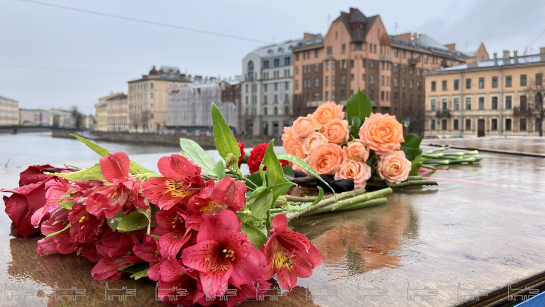 Стихийный мемориал Артему Бровкову на Египетском мосту. 4 апреля 2026