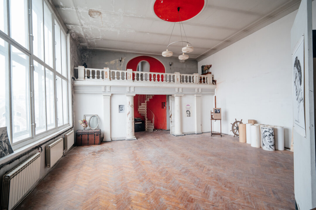 Первый уровень квартиры с балконом с балюстрадой