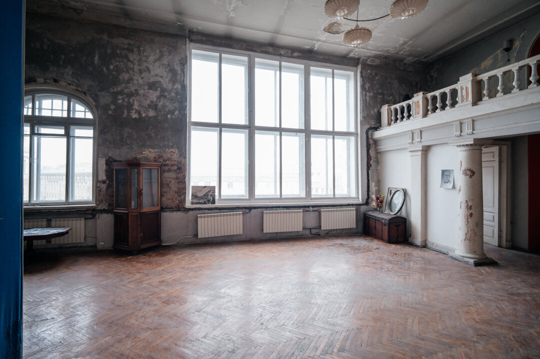 Это пространство оборудовано огромным окном (оно, кстати, историческое и... металлическое!)