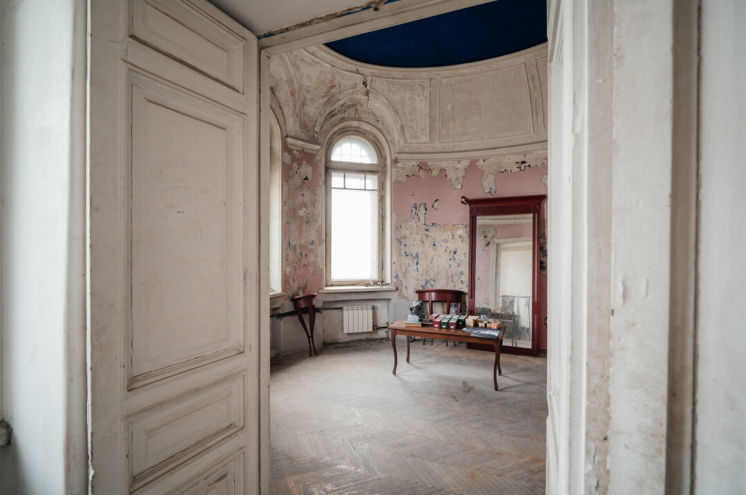 Овальная спальня — еще одна комната на первом уровне