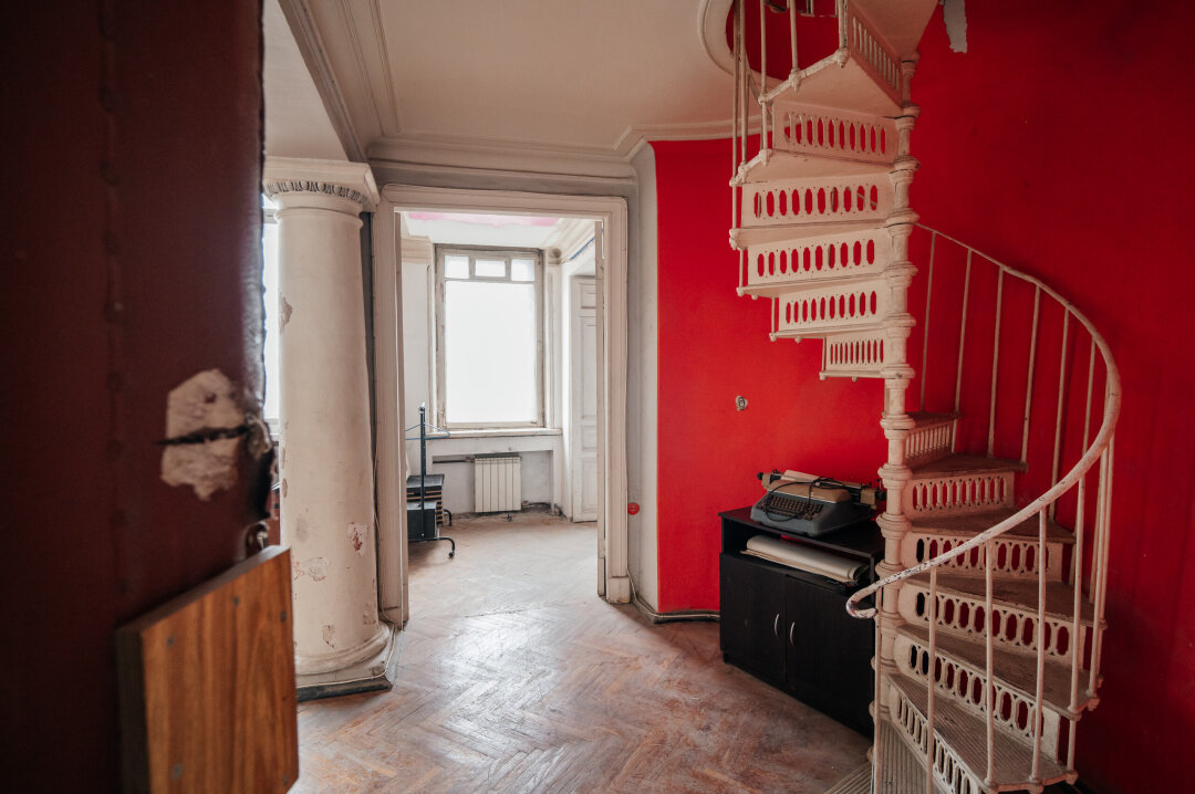 Винтовая лестница соединяет первый и второй уровни