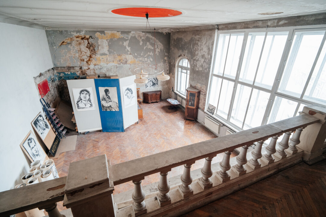 Отсюда открывается панорамный вид на первый уровень