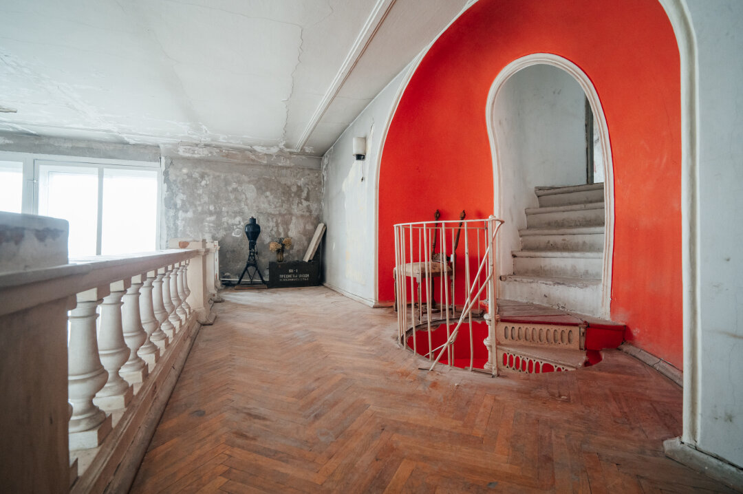 Со второго на третий уровень ведет еще одна лестница