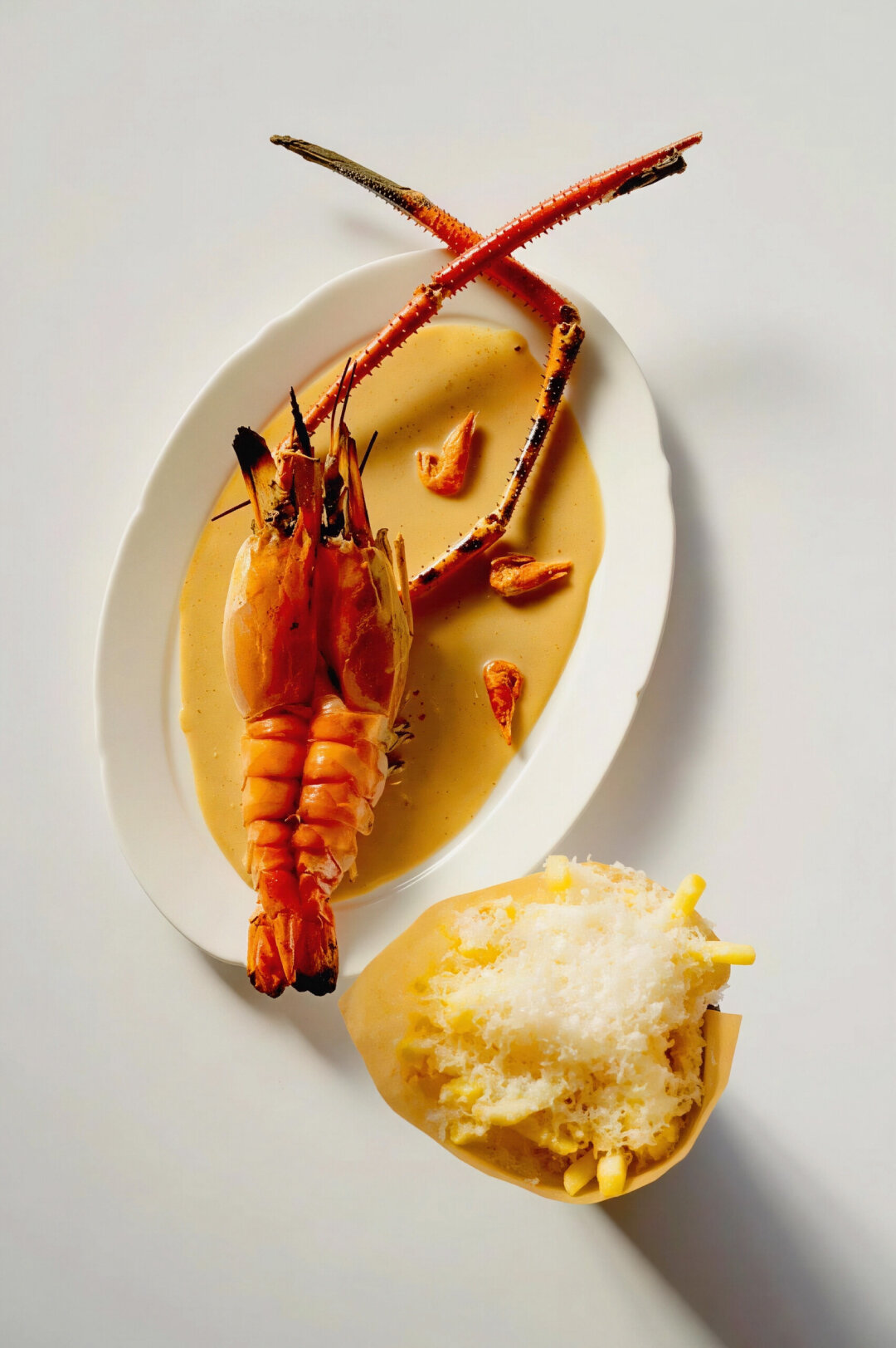 Фиш-н-чипс в исполнении шеф-повара Вячеслава Гнедовского — креветка розенберга, самая крупная в мире, с соусом из белого перца и картофелем фри