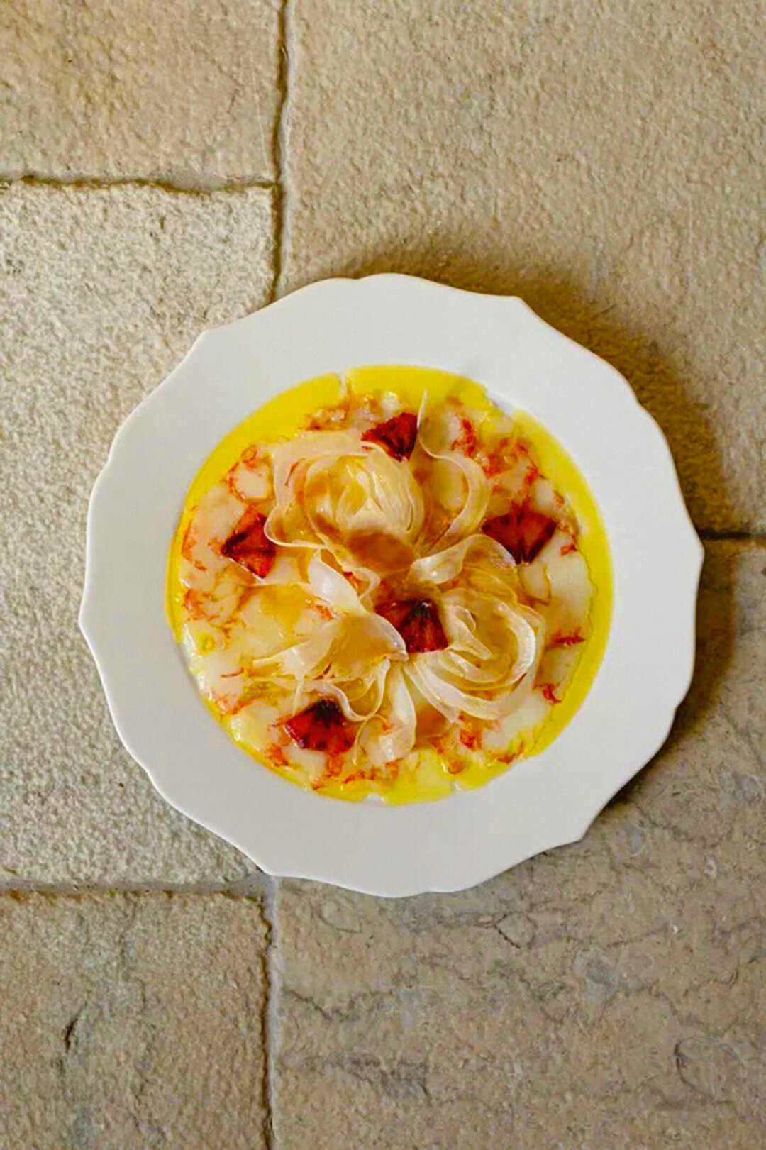 Из розовой креветки в «Баски & Монегаски» делают карпаччо и соединяют с апельсином и фенхелем