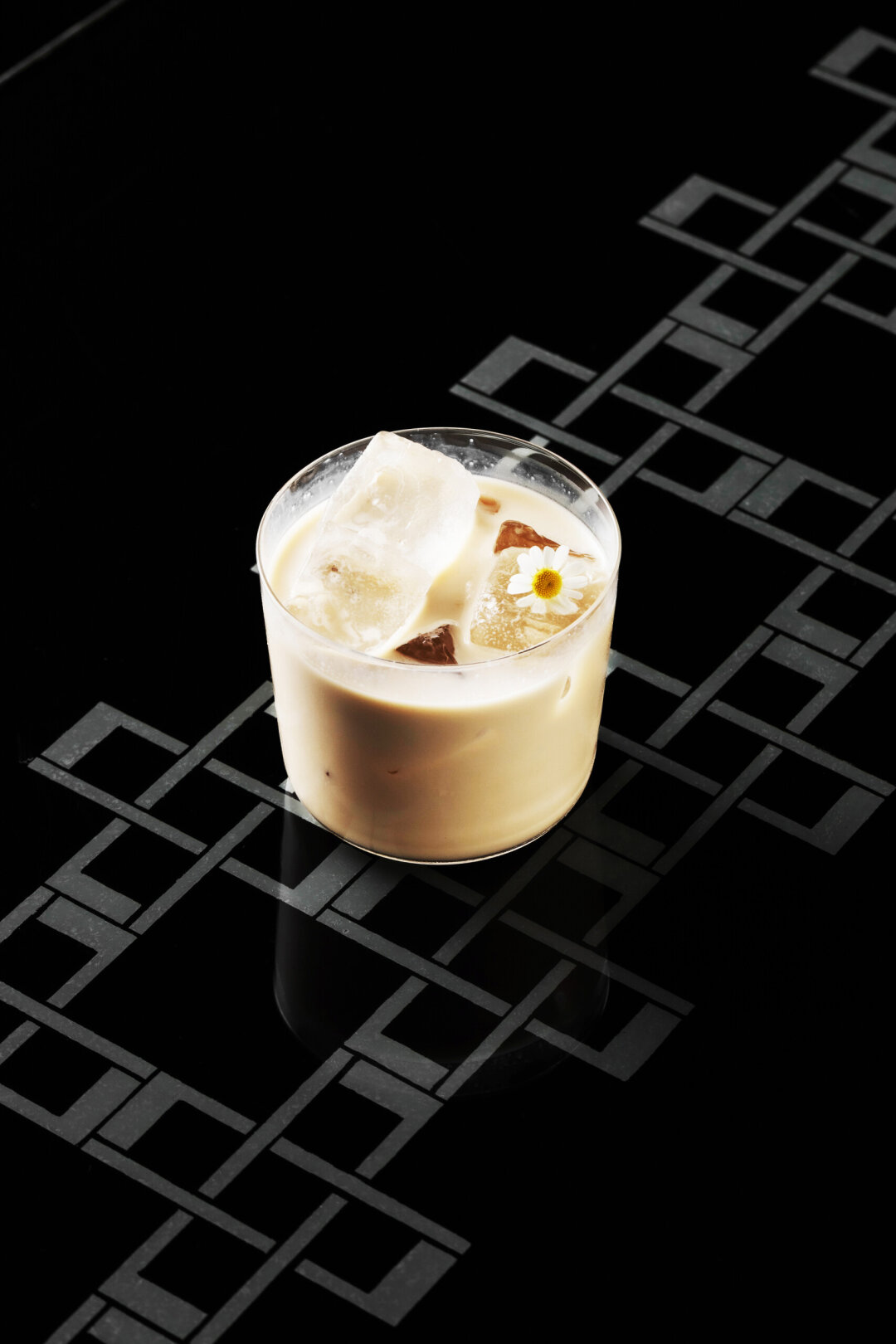 В касте сливочных коктейлей — микс из халвичного дистиллята и кофе или моктейль с молочным улуном и гибискусом