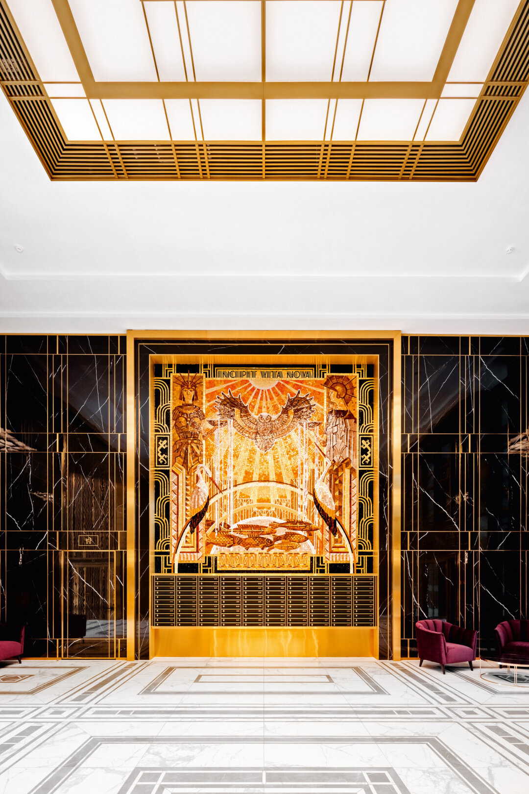 Голливудская роскошь эпохи ар-деко в парадном холле дома «Институтский, 16» — золотое мозаичное панно с представителями местной фауны