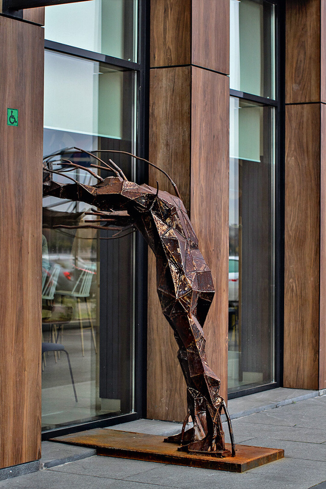 Арт-объект «Толкающий стену» Антонины Фатхуллиной у коворкинга «Авеню Page» на Аптекарской набережной