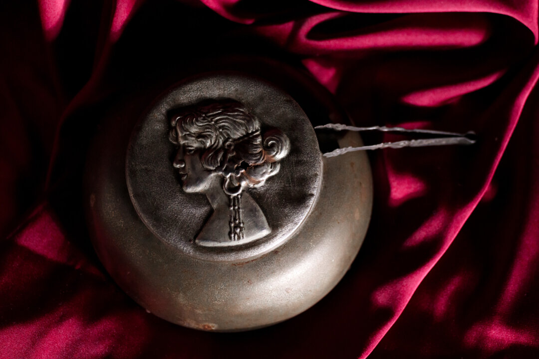 Бонбоньерка от кондитерской компании Жоржа Бормана и щипцы для конфет от товарищества «Эйнем», которое после революции превратилась в «Красный Октябрь