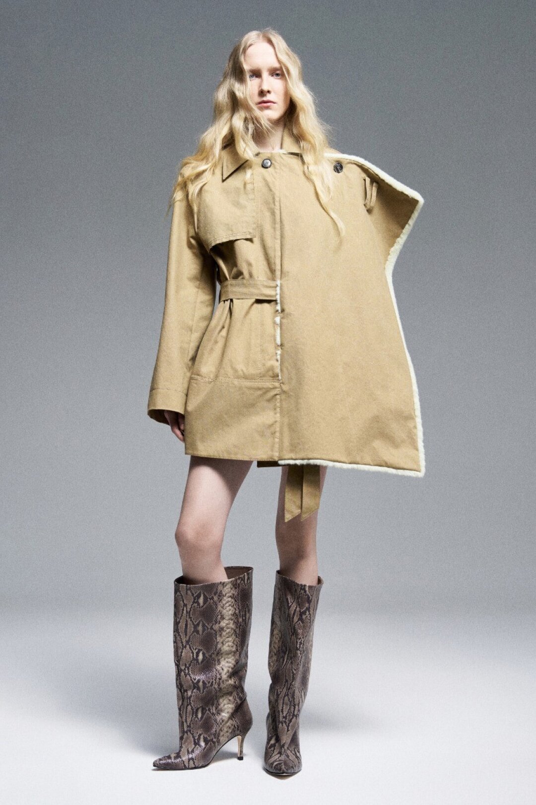 Walk of Shame, 84 900 руб. Не тренч, а готовый стайлинг-трюк: плащ выполнили из ультрапрочного брезента (знаком по туристическим рюкзакам, палаткам и