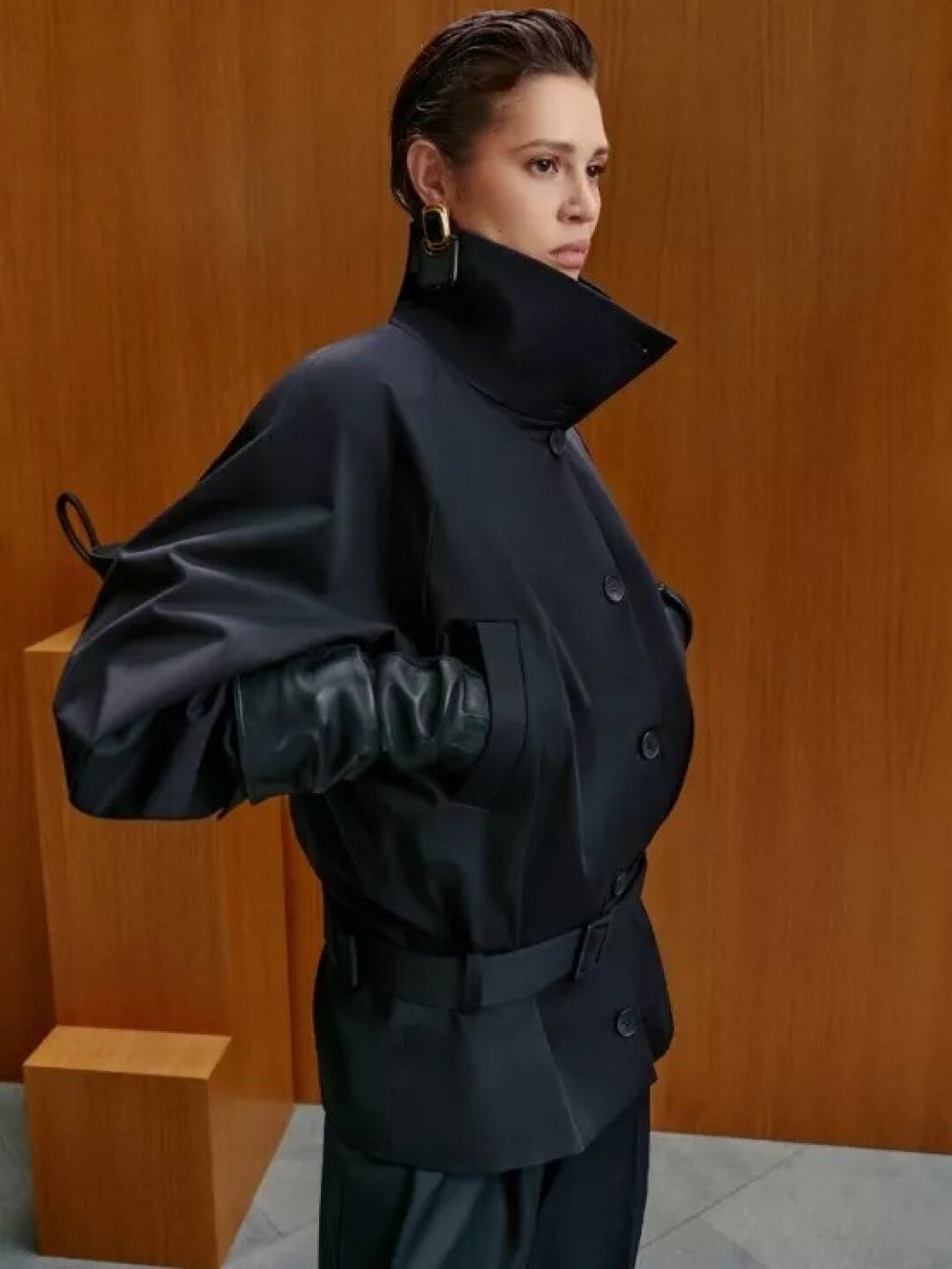 Autentiments, 55 000 руб. Тренд на заниженную талию добрался не только до твидовых юбок Chanel и платьев-баллонов Сhristian Dior, но и до верхней