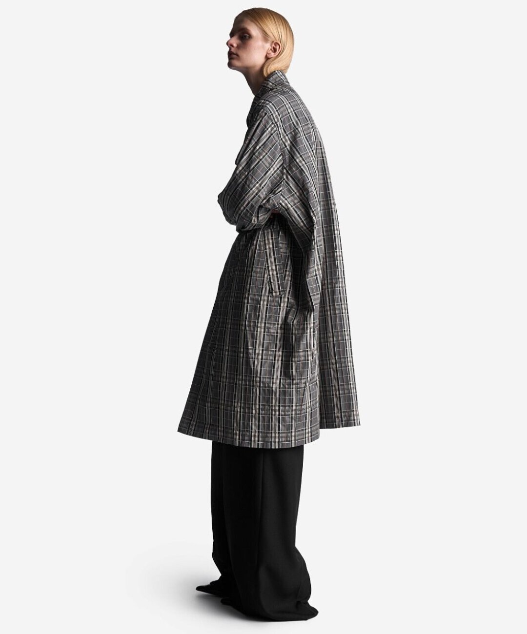 Ushatava, 39 900 руб. Наш ответ каноничным тартан-тренчам Burberry — минималистичный пыльник Ushatava из японской плащевки с водоотталкивающей