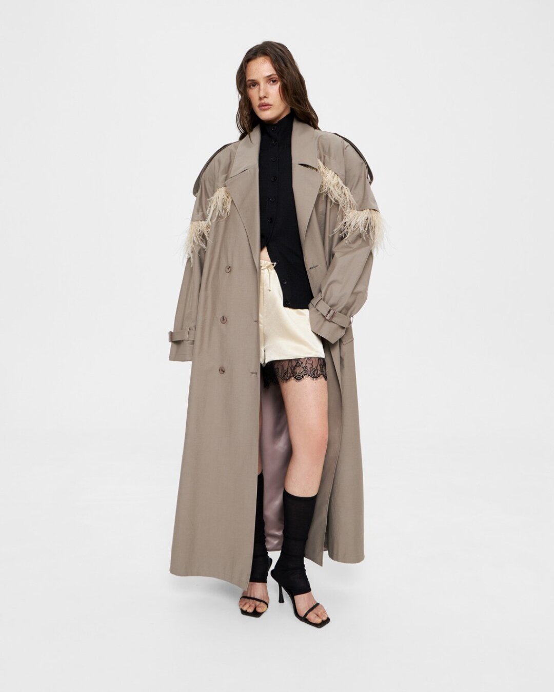 Eclata, 32 900 руб. Следом за худруком Schiaparelli Дэниелом Розберри окунаемся в фэшн-орнитологию и приручаем тренч с пернатой пелериной из весенней