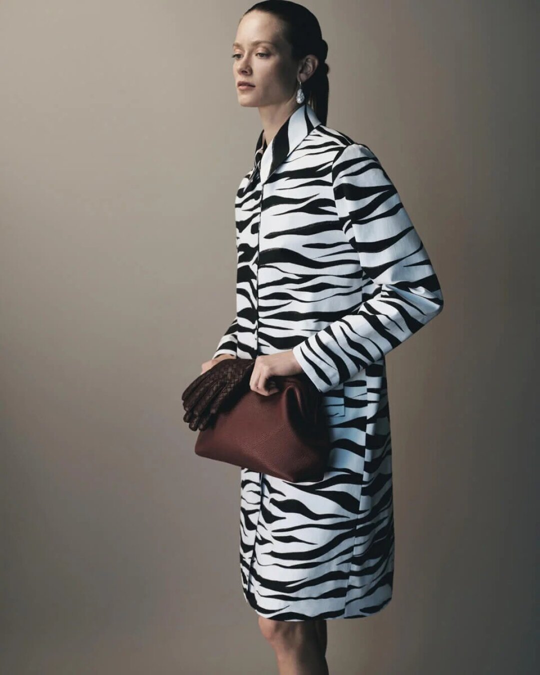 Kolesman, 28 500 руб. Пополняем модный зверинец зебровым плащом Kolesman и носим его по подиумному канону — на примере шоу Chanel и The Attico миксуем