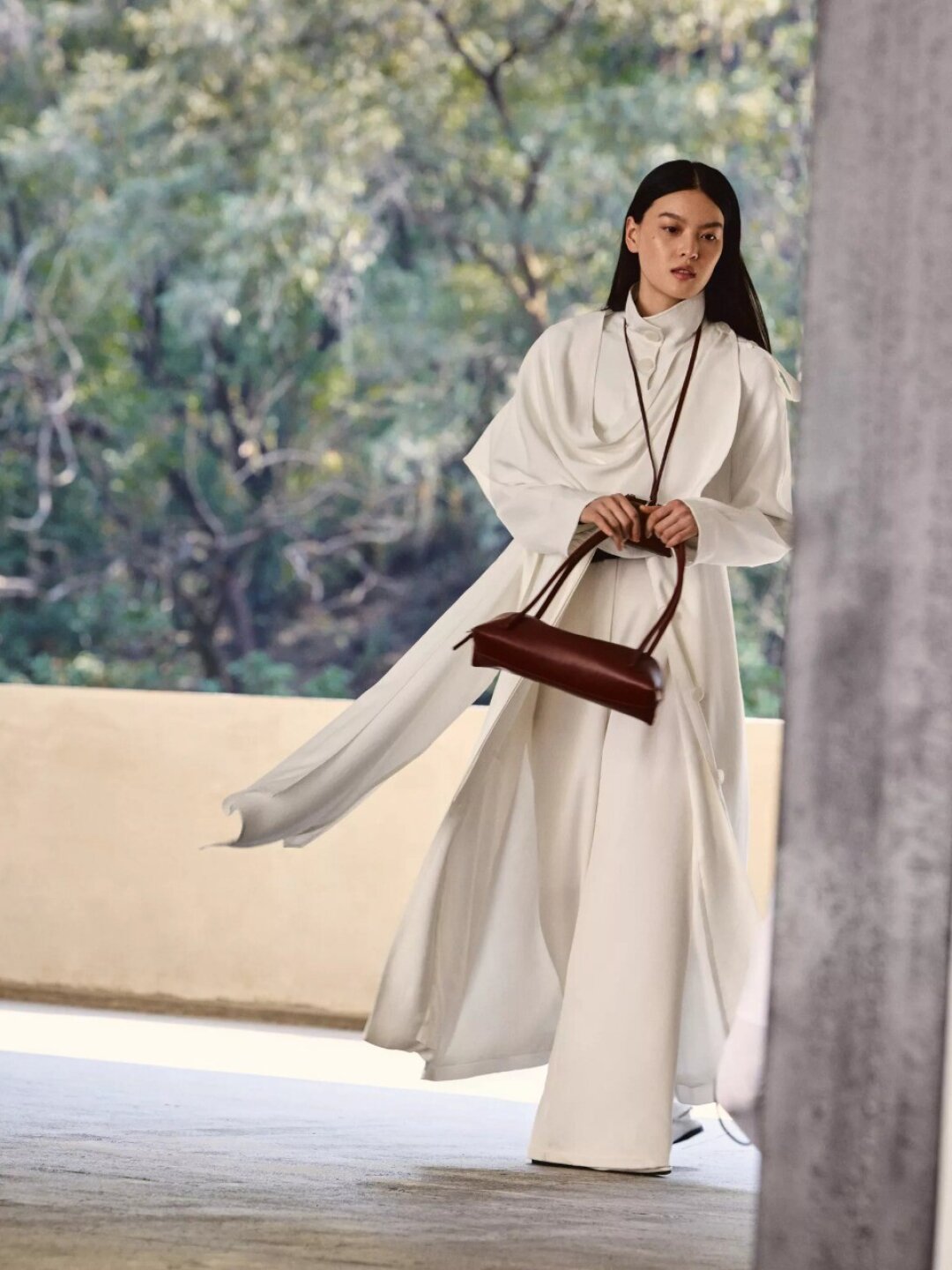 Lichi, 17 999 руб. Wedding season is coming: нашли идеальный брайд-тренч на случай непредвиденных погодных обстоятельств, который не только не