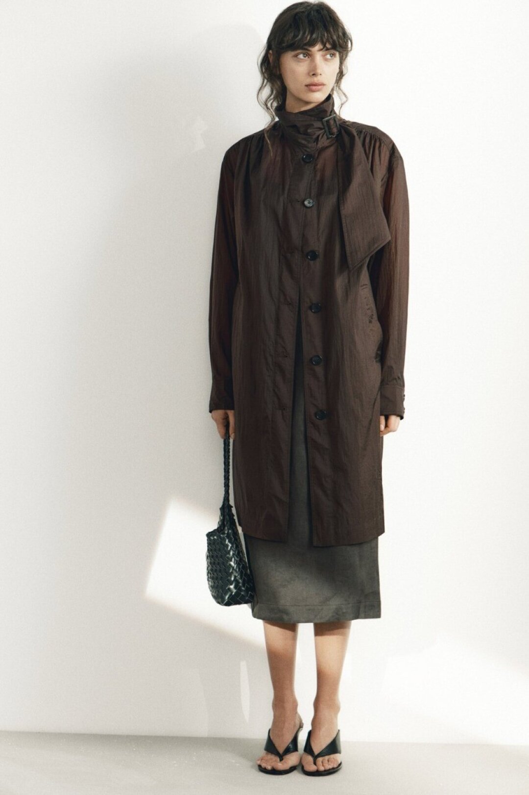 Lime, 15 999 руб. В Lime придумали плащ не для пользы, а для души — выполненный из тонкого крэш-полиамида, он вряд ли спасет от холода, но точно