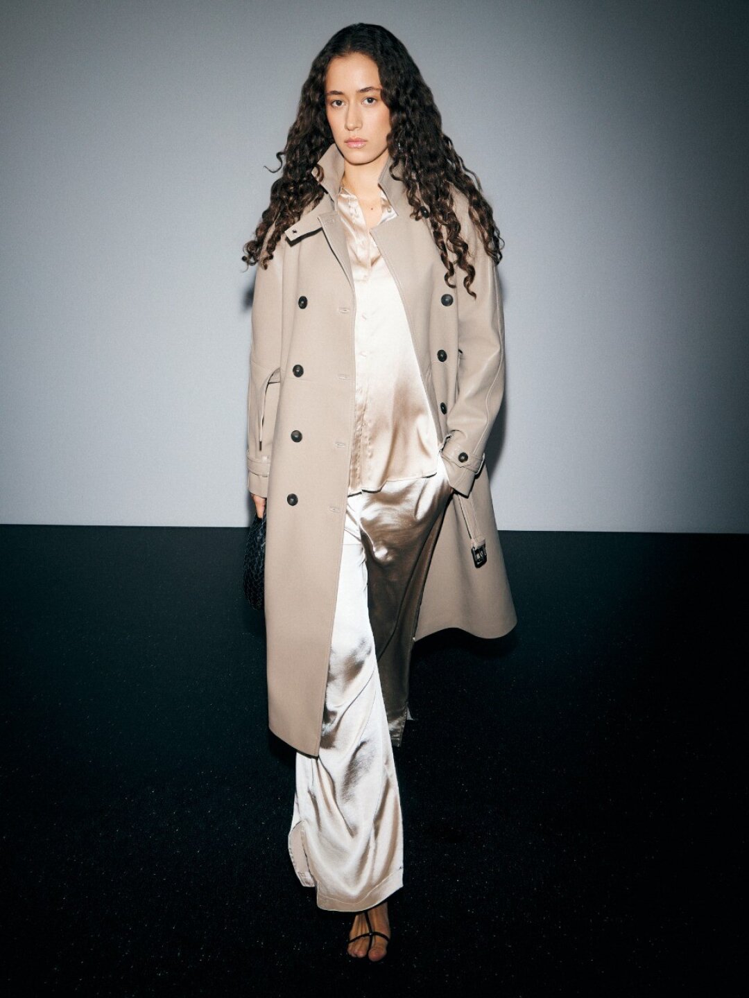 Maison David, Rendez-Vous, 12 990 руб. Кажется, что это обычный бежевый тренч — приглядитесь повнимательнее: он выполнен из нюдовой эко-кожи