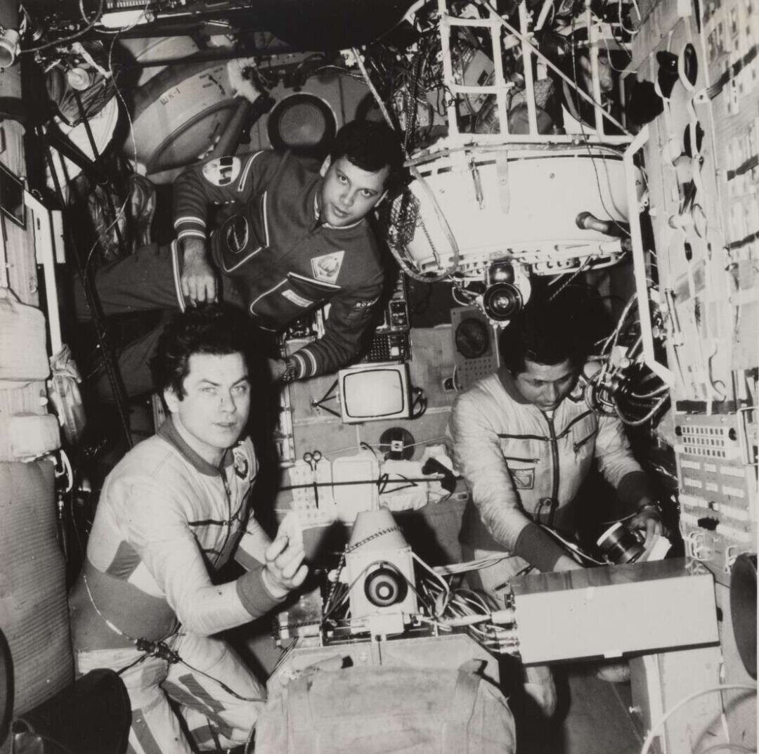 Леонид Попов. На борту станции "Салют"