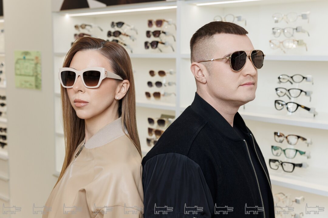 На Екатерине: очки Furla, 19 900 рублей; на Антоне: очки Fakoshima, 21 100 рублей