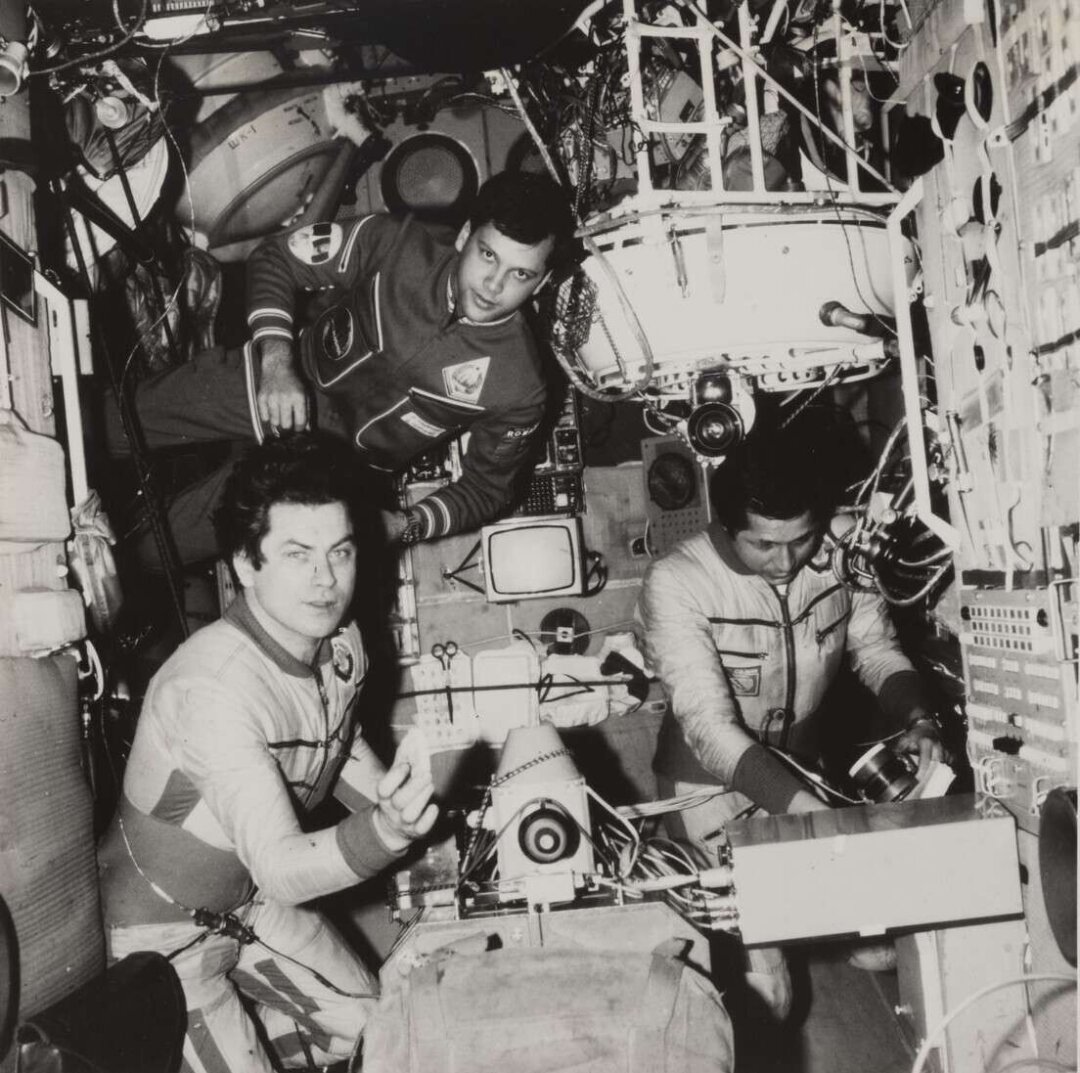 Леонид Попов. На борту станции "Салют". Космическая работа. 1981
