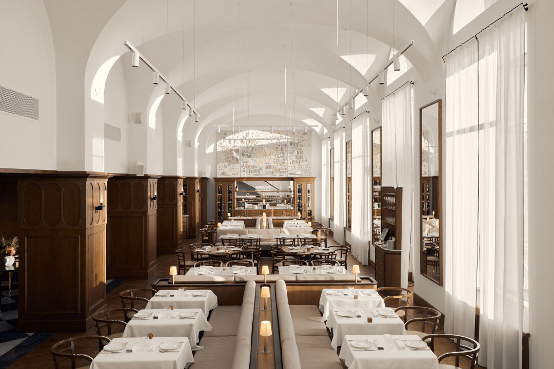 Специально для ресторана «Перемена» художница Вера Светлова создала огромную инсталляцию из керамики