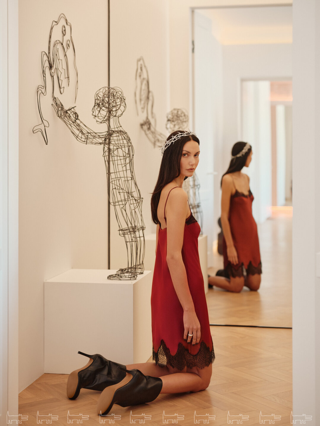 На Евгении: кольцо Ball «RS 1912 РУССКИЕ САМОЦВЕТЫ», платье 1811, ботильоны USHATAVA В зеркальной гардеробной живет инсталляция из металлических