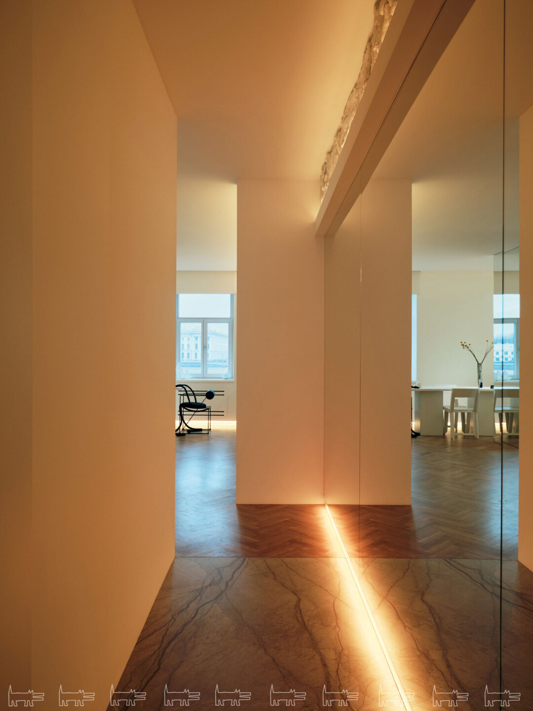 Концепт квартиры — исследование лиминальных пространств и порталов, за это отвечают многочисленные зеркала и отражения. Так коридор из транзитной зоны