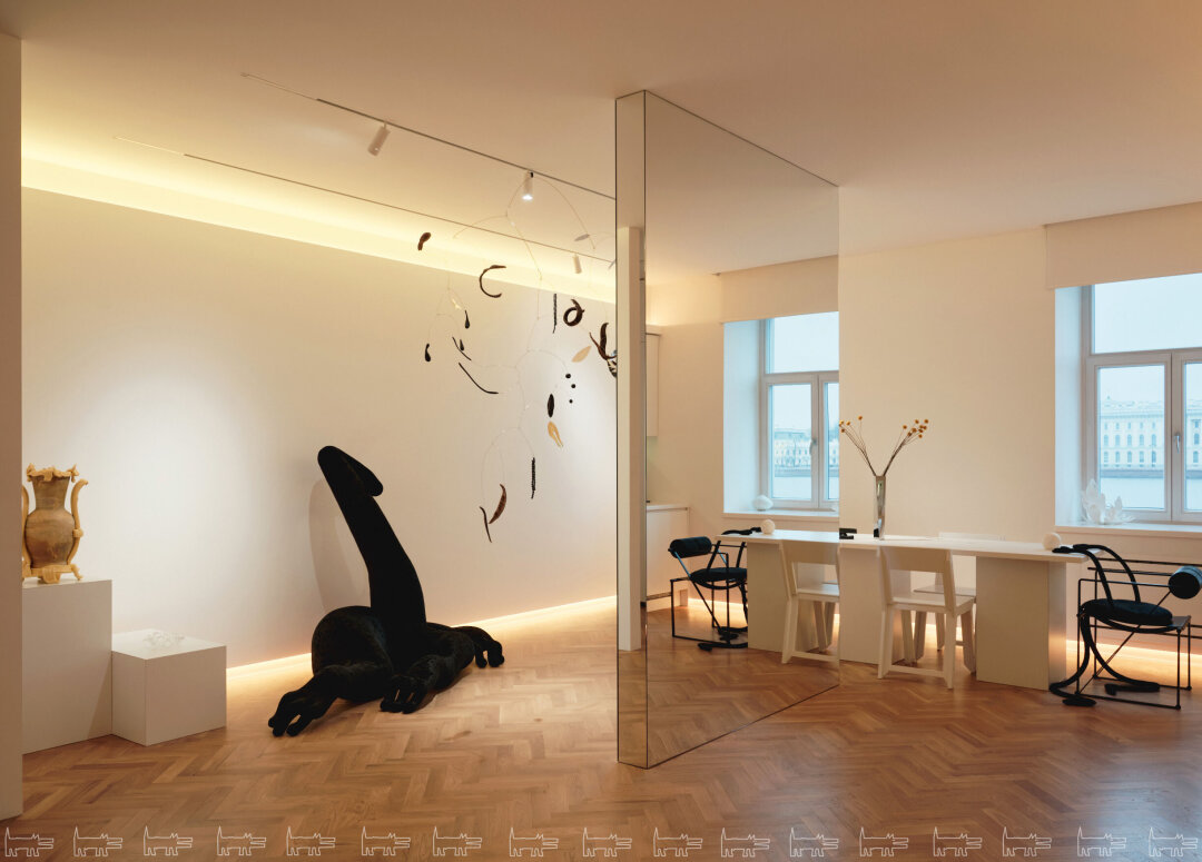 В пространстве галереи сейчас обитают мягкая скульптура художницы Лизы Одиноких (олицетворяет силу бессознательного) и мобиль Алисы Рыжковой (служит