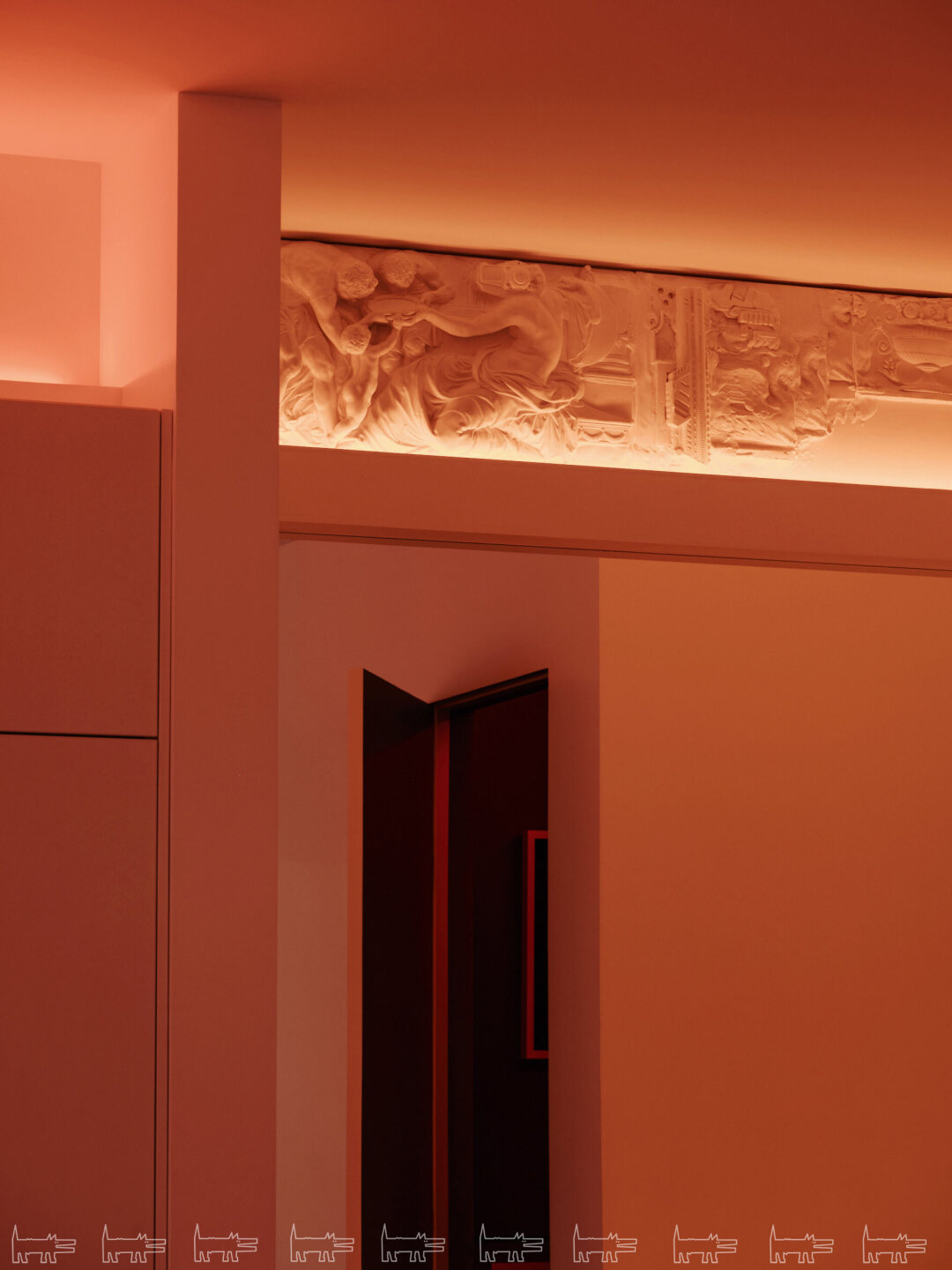 Сюжет псевдоклассического барельефа мультидисциплинарного художника Алексея Громова — настоящая ода анахронизму, где из-за компьютерных багов и