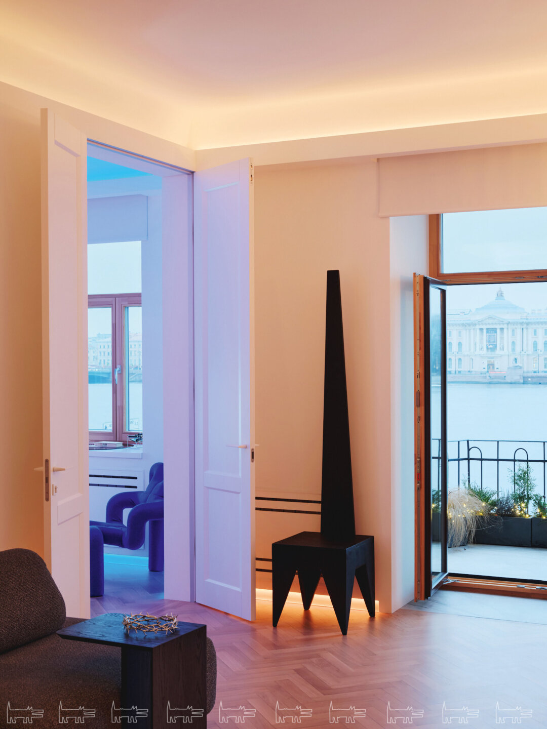 Суперсложная в монтаже верхняя и нижняя подсветка — оммаж американскому художнику Джеймсу Тарреллу, мастеру свето-цветовых иллюзий