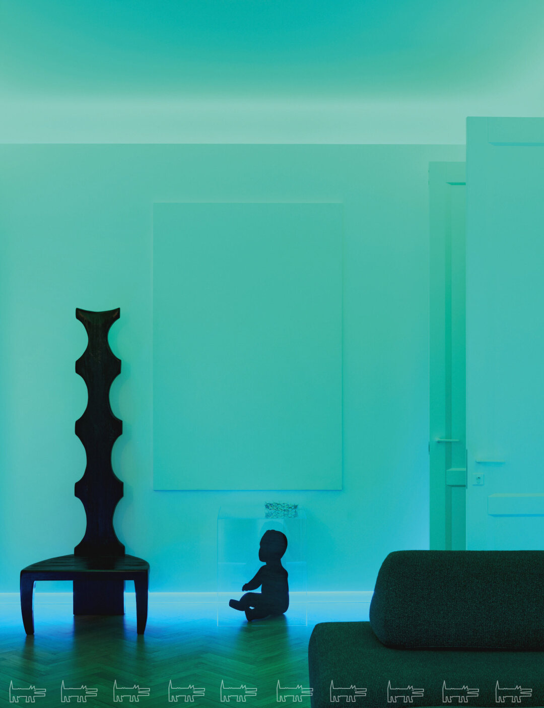 Отец Евгении нашел на «Авито» белого пластмассового пупса из своего детства. Его покрыли черным флоком, и он превратился в арт-объект «Максимка», как