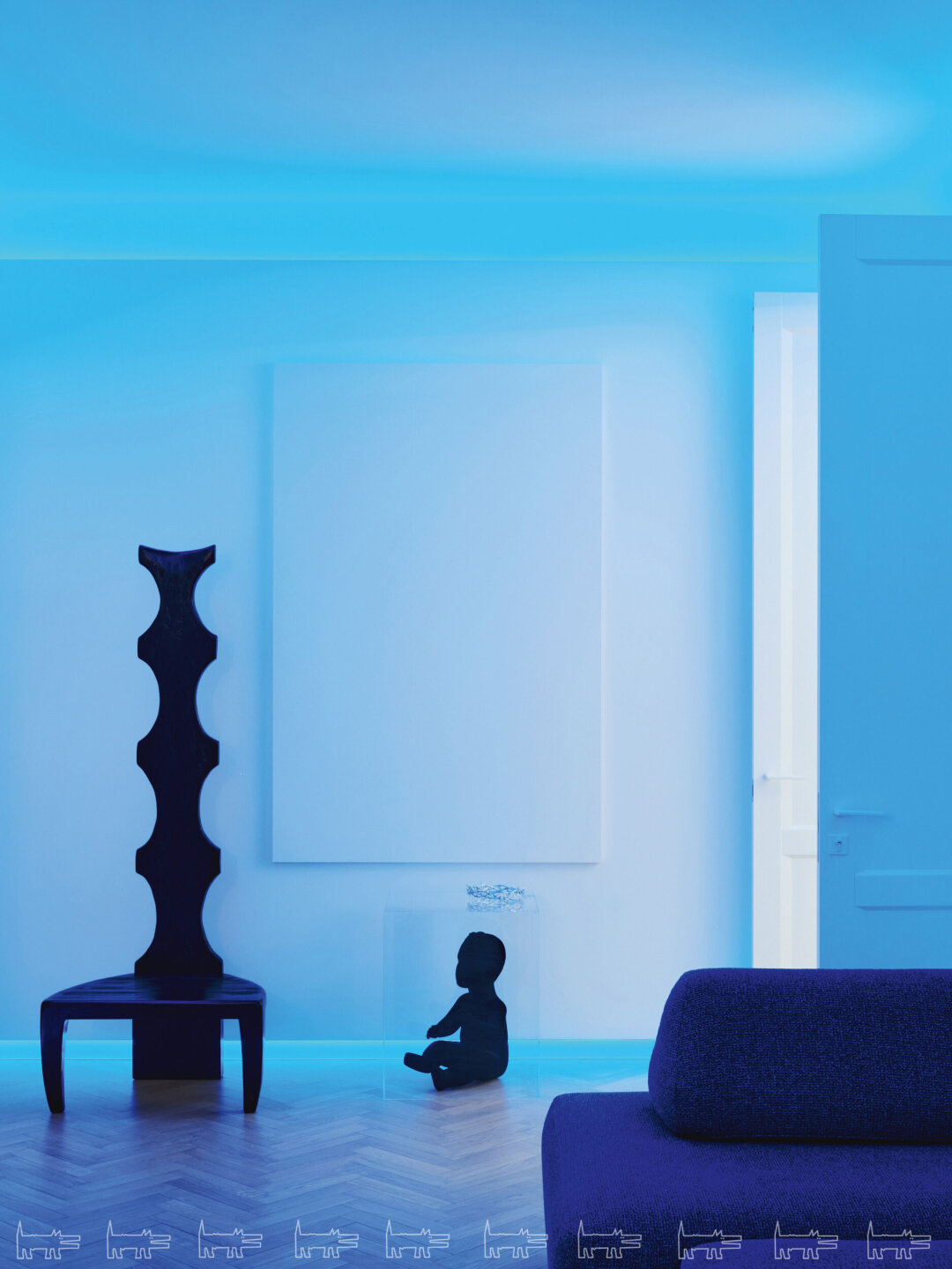 Отец Евгении нашел на «Авито» белого пластмассового пупса из своего детства. Его покрыли черным флоком, и он превратился в арт-объект «Максимка», как