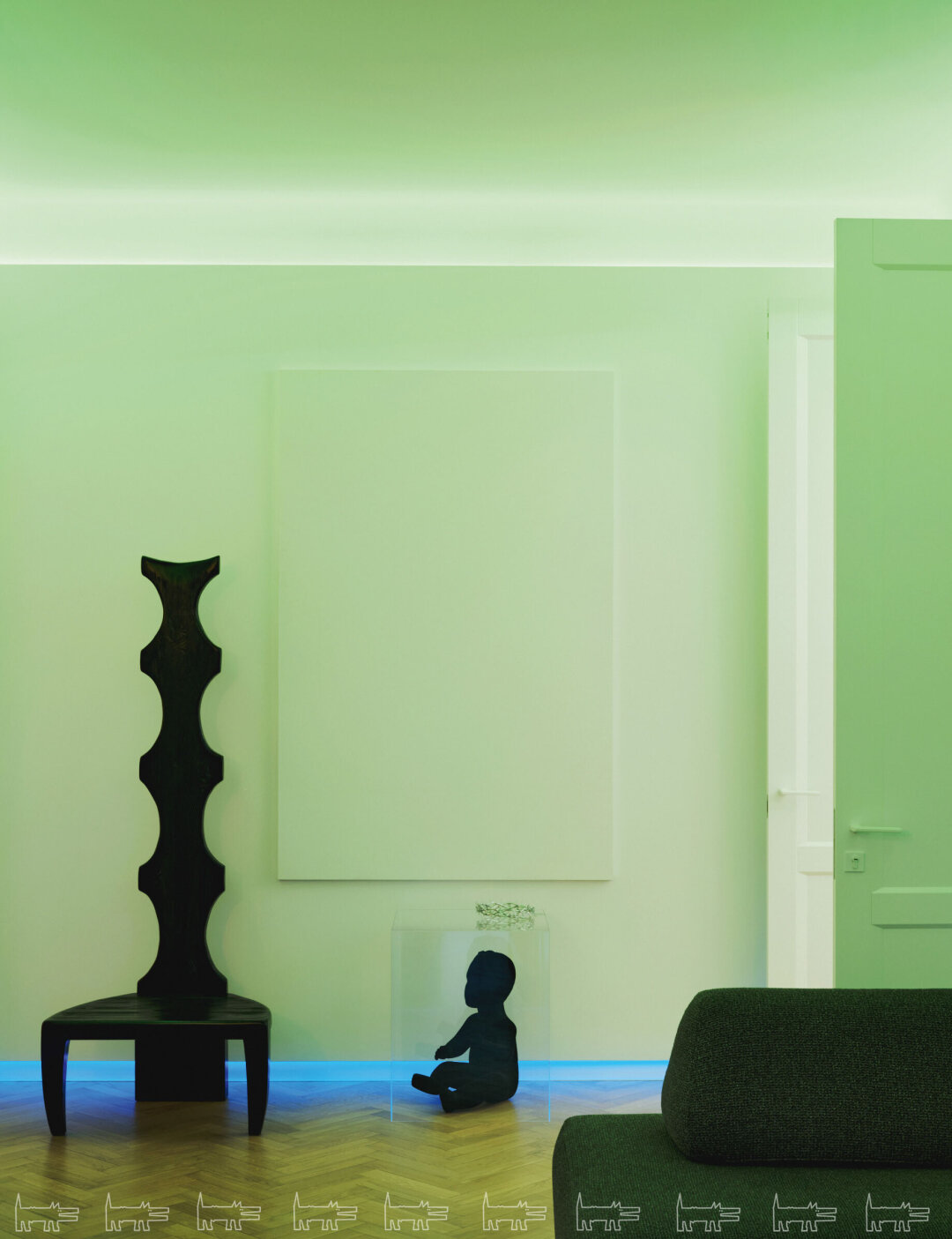 Отец Евгении нашел на «Авито» белого пластмассового пупса из своего детства. Его покрыли черным флоком, и он превратился в арт-объект «Максимка», как