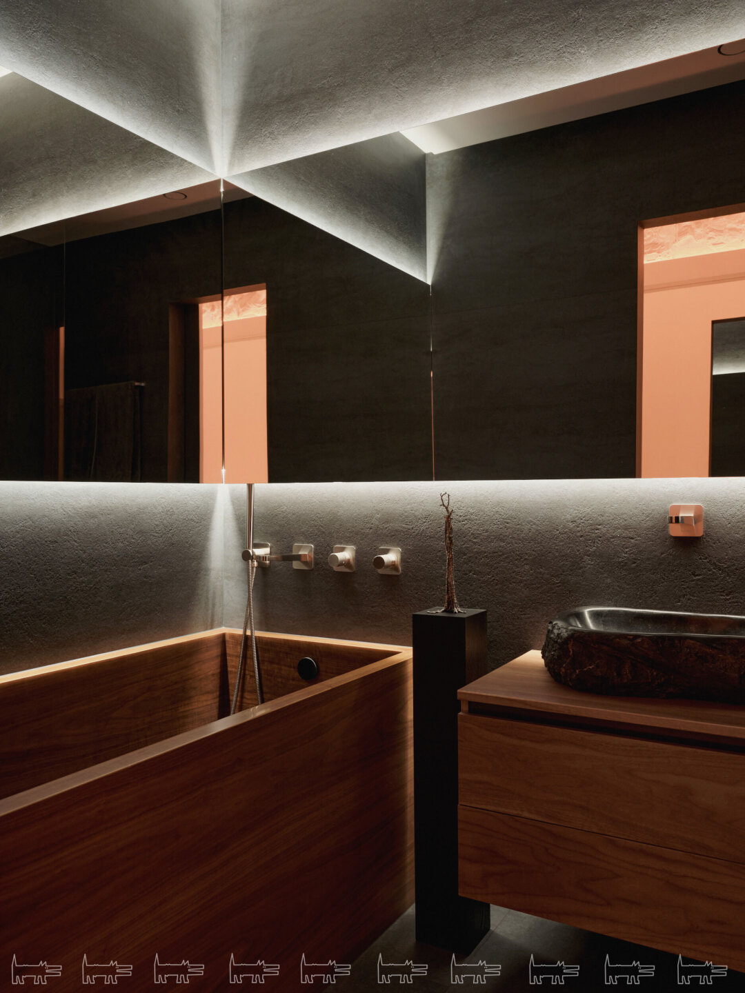 Прямоугольная ванна из ореха на манер японских онсенов и серебряное дерево Pequi Tree авторства Ай Вэйвэя — что тут еще скажешь