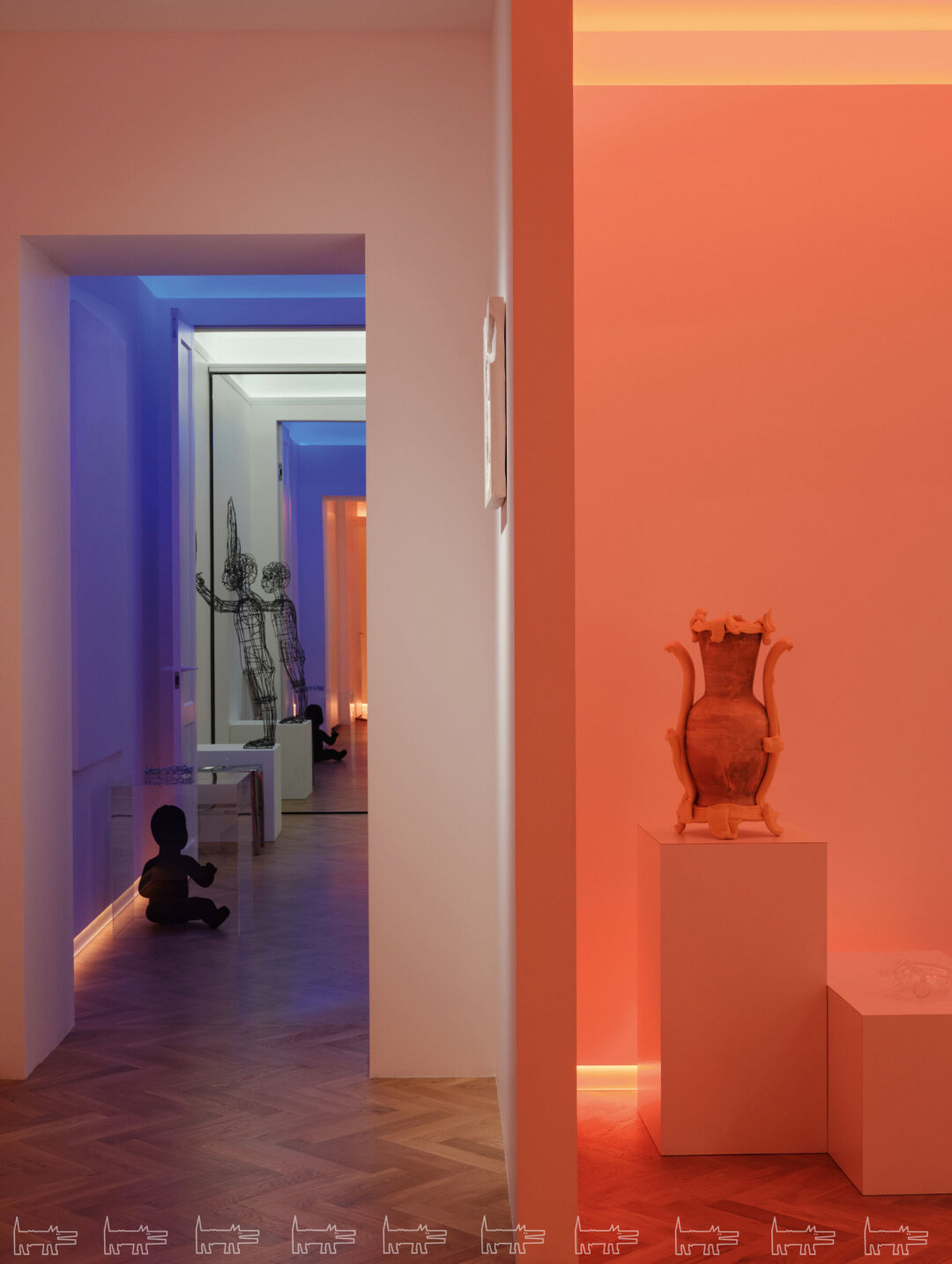 За петербургский код квартиры отвечает анфилада, где каждая из комнат может иметь свой световой сценарий. Ваза в гостиной — работа скульптора из