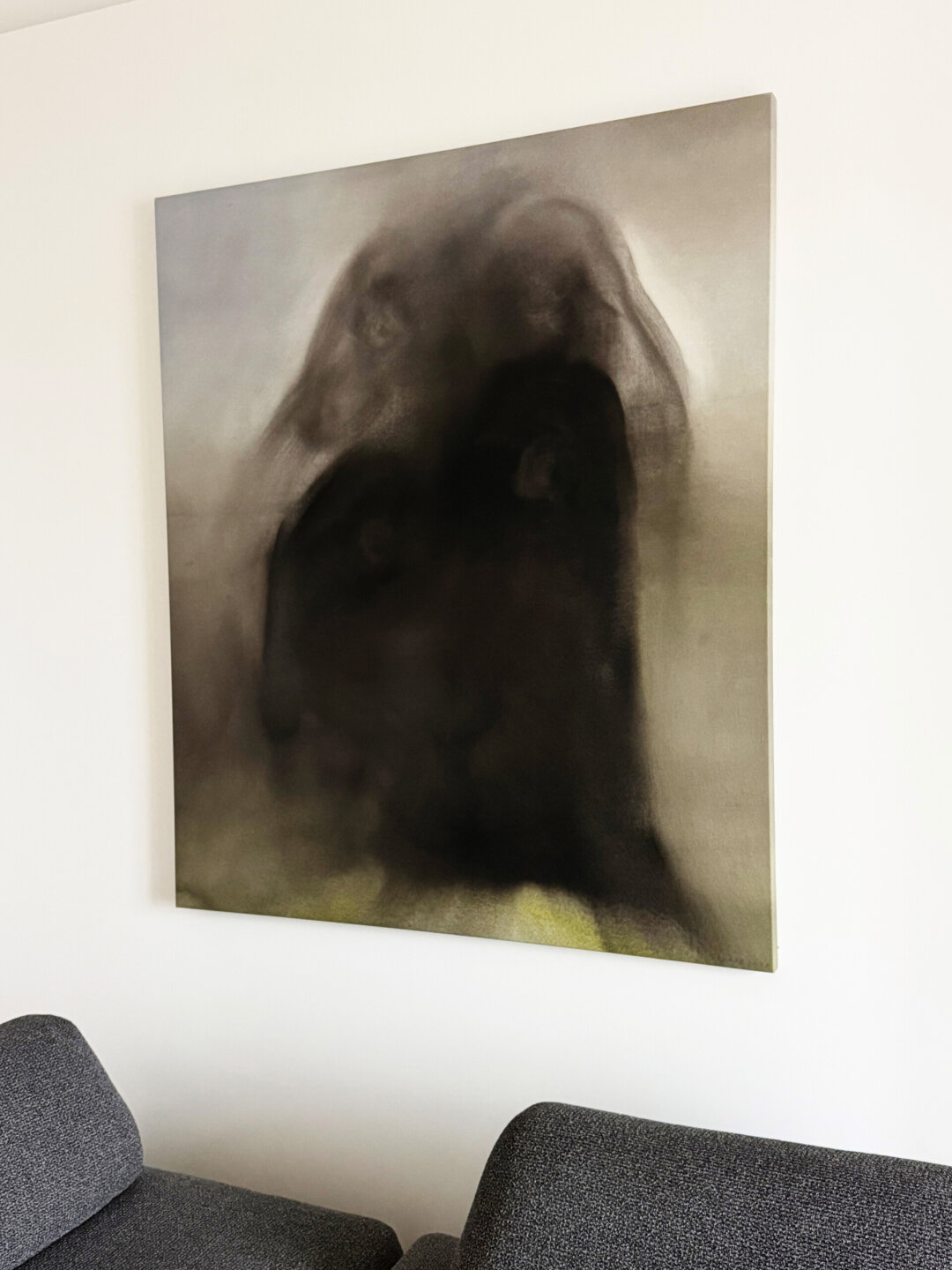 «Собаки» петербургской художницы Елены Филаретовой приехали в коллекцию Евгении с выставки «Жизнь замечательных собак» в Русском музее, специально для