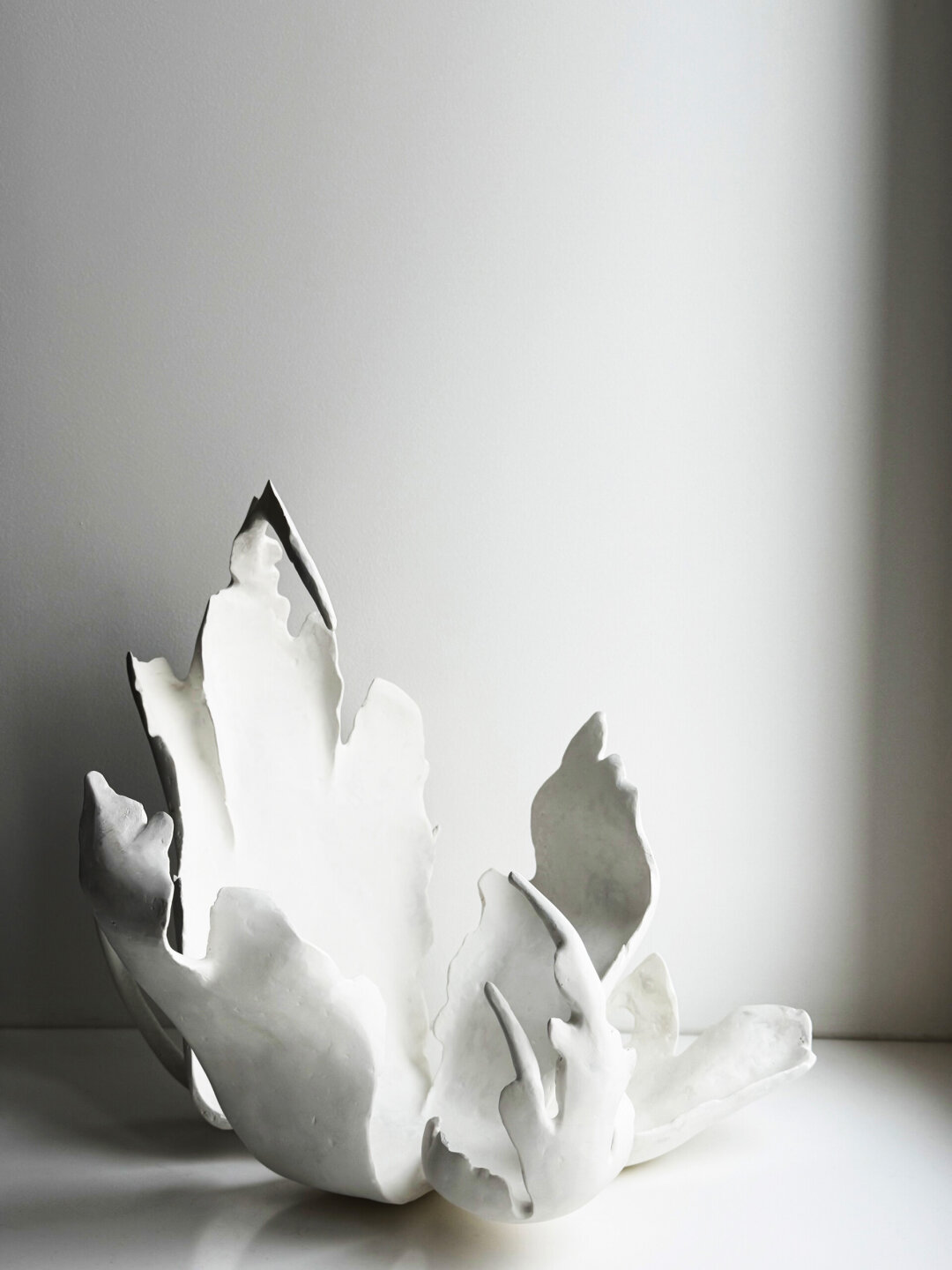 Скульптура Ярославы Комиссаровой не то, чем кажется. Лепестки сделаны из спрессованных в папье-маше и окрашенных софт-тач-краской пропагандистских